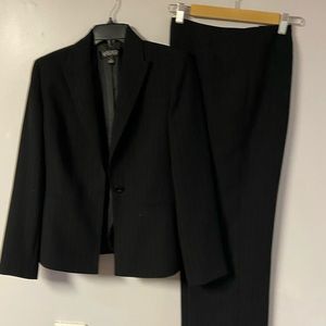 Woman’s Kasper black pin striped pants suite sz 8